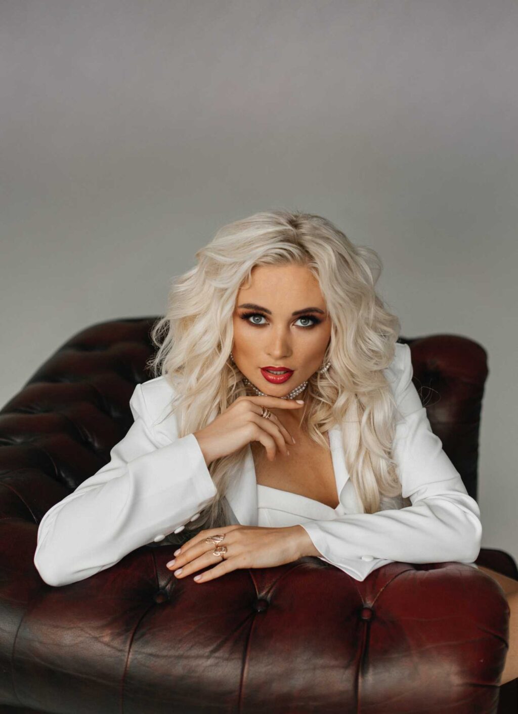 ANGELA — «Холодне місто»: кліп, про те, як навчитися кохати себе та стати своєю кращою версією