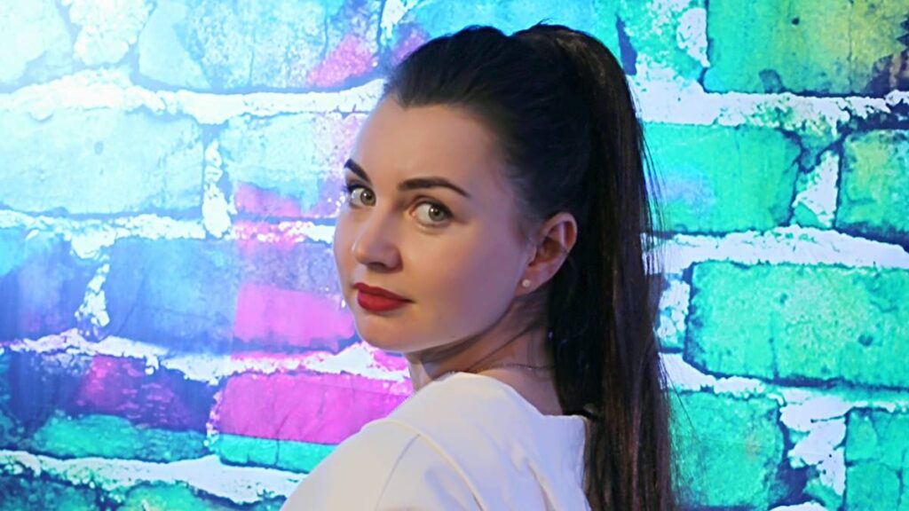 «Нічний вогонь»: нова музична історія від солістки об’єднання «По Цимбалам» «Нічний вогонь»: нова музична історія від солістки об’єднання «По Цимбалам»