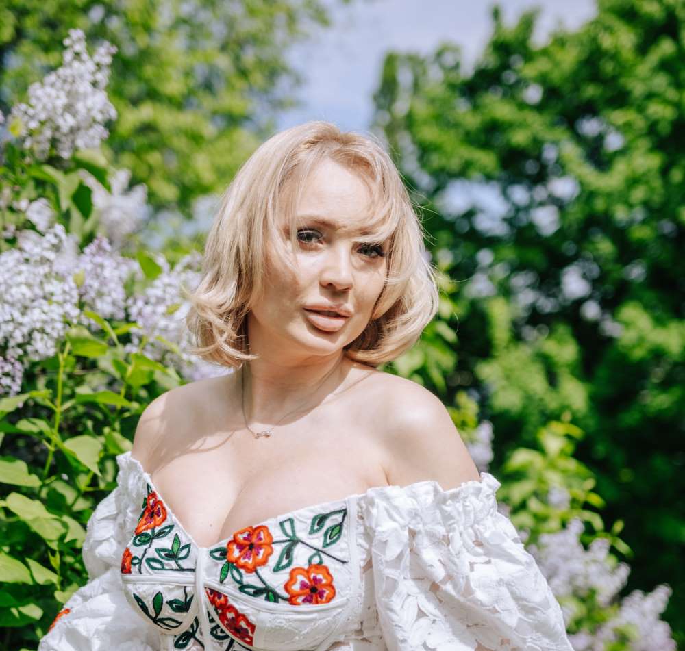 Співачка AVERINA презентує пісню-молитву про біль мільйонів українців Співачка AVERINA презентує пісню-молитву про біль мільйонів українців