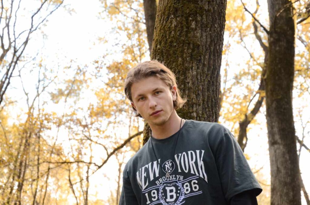 «У думках»: новий сингл Bysaha про невидиме кіно, яке крутиться в голові кожного «У думках»: новий сингл Bysaha про невидиме кіно, яке крутиться в голові кожного