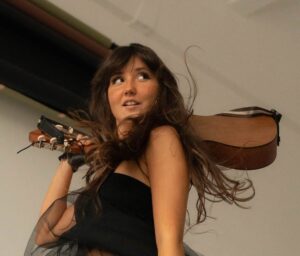 VICTORIA NIRO презентувала чуттєвий переспів легендарної пісні “То моє море”