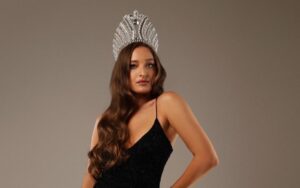 Українка Вікторія Жаркова перетворює подіум Mrs. World International на інформаційний фронт