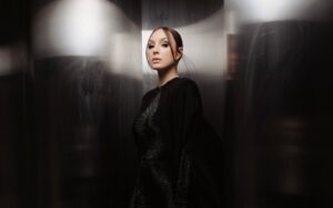 Для жінок, які обрали себе: співачка  MELANYA випускає провокаційно-чесний альбом «ШКОДА»