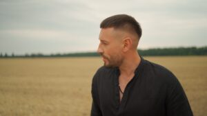 Андрій Кравченко презентує нову пісню “Вітер вольний”