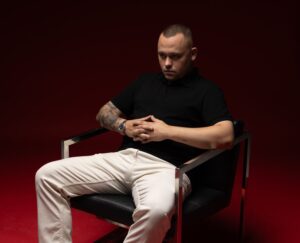 Відомий інфлюенсер THE OLEG презентує дебютний трек «Мила не плач», який покликаний стати підтримкою для кожної дівчини