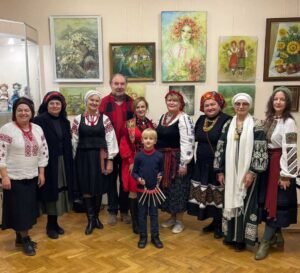 Мистецтво, що лікує: в Києві відкрився благодійний вернісаж «Мила серцю Україна»