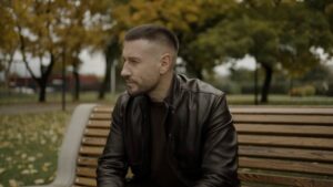 Андрій Кравченко представив пісню «Дитинство» – щиру історію про спогади, що розривають душу