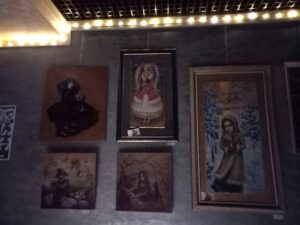 Мистецтво, що світить у темряві: у Києві презентували виставку позитивного сюрреалізму «Дивний сон»