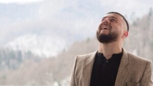 Український артист MoNaKiss розширює межі поп-рок сцени новим драйвовим треком