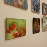 «Світло жінки»: у Києві відкрилася благодійна виставка про силу та незламність українки