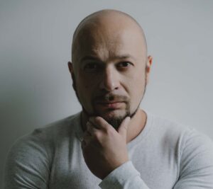 Любов, свобода і біль: Hardly Ever випустив пісню про вибір – не втратити себе