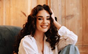 “Я дуже хочу, щоб кожен хоча б раз у житті відчув таке кохання”: молода українська співачка ALINA FEELS презентує новий стильний трек