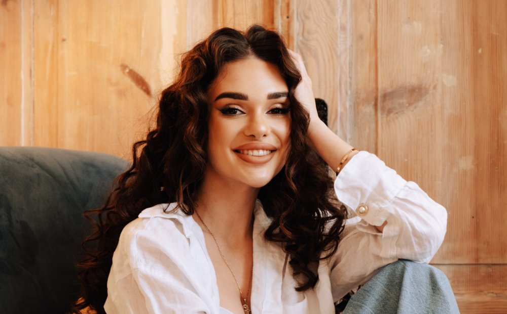 “Я дуже хочу, щоб кожен хоча б раз у житті відчув таке кохання”: молода українська співачка ALINA FEELS презентує новий стильний трек