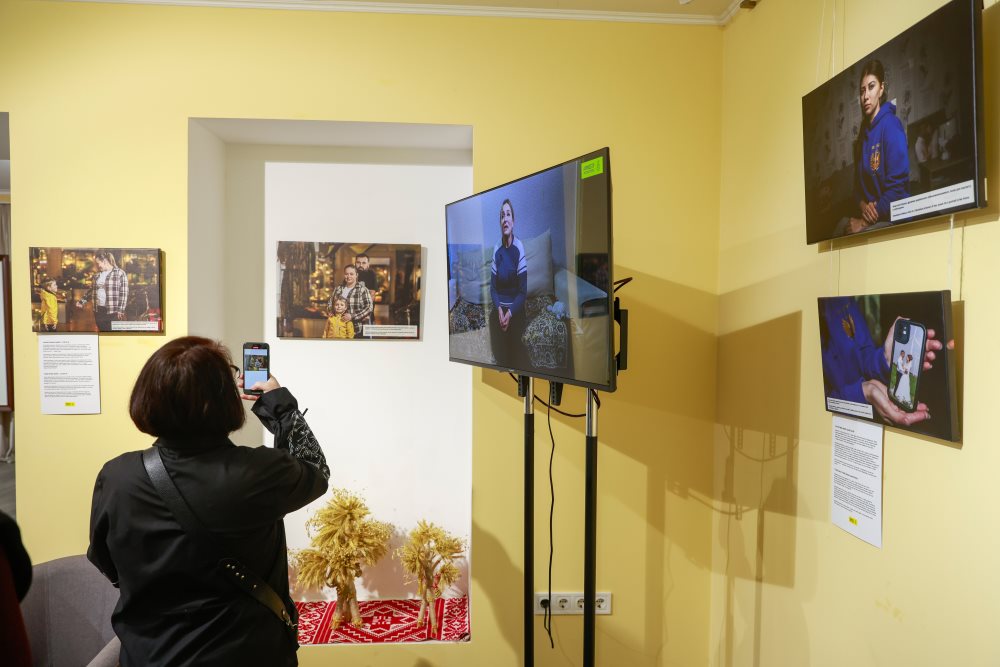 «Оглушлива тиша»: у Вишгороді відкрили фотовиставку про українських військовополонених