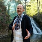 Карпати, автентична вишивка та багатоголосся: Павло Табаков презентував нову відеороботу разом із донькою