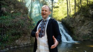 Карпати, автентична вишивка та багатоголосся: Павло Табаков презентував нову відеороботу разом із донькою