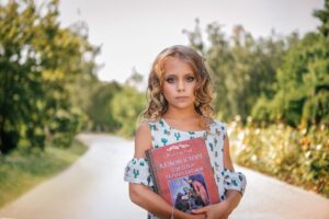 10-річна Амелія Турильова представила пісню «Казки» про дитинство, яке забрала війна